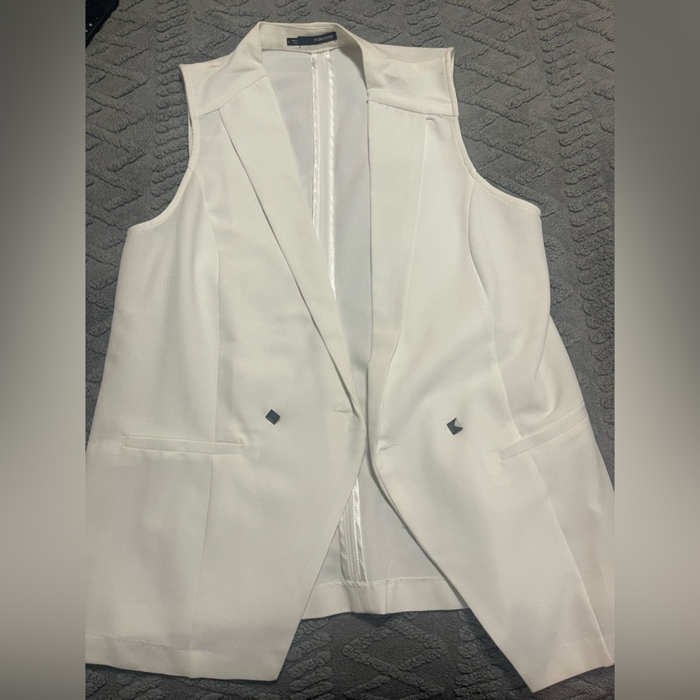 Maurices Ivory Sleeveless Vest